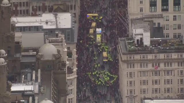 Zeci de răniți după ce un britanic a intrat cu mașina în fanii Liverpool, care sărbătoreau. Momentul atacului. VIDEO