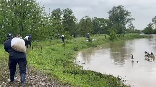 Cod roșu de inundații în Covasna, Harghita și Brașov. Zeci de gospodării sub ape. Avertismentul hidrologilor