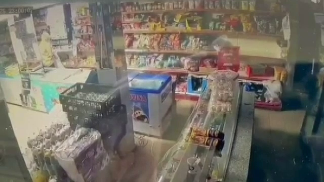 Un bărbat a văzut pe camerele de supraveghere cum îi este jefuit propriul magazin, la miezul nopții. Cine era hoțul