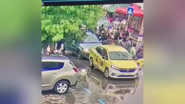 Scene șocante în București. O femeie de 24 de ani a fost răpită de pe stradă și băgată cu forța într-o mașină