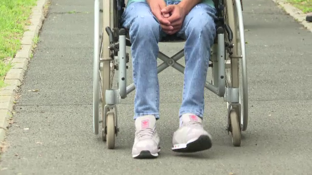 Poveste incredibilă. După ce şi-a petrecut jumătate din viaţă într-un scaun cu rotile, un tânăr poate acum să meargă din nou