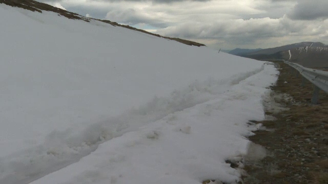 Vremea s-a înrăutățit la munte. Transalpina, sub nămeți care depășesc un metru înălțime