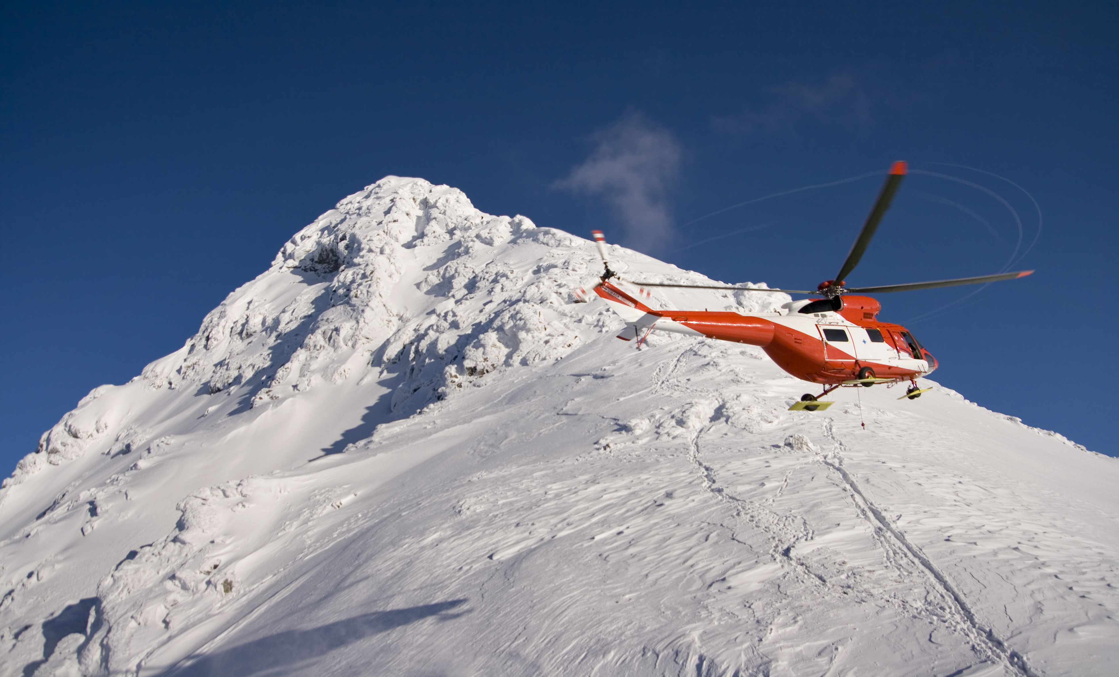 Risc mare de avalanșe în mai multe zone montane din țară. Salvamontiști: „Nu vă aventurați.” Unde vor fi pericolele