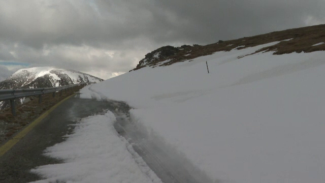 Viscol și zăpadă de peste un metru pe Transalpina. Redeschiderea circulației a fost amânată din cauza vremii extreme