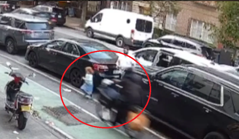 Momentul în care o fetiță de 3 ani este lovită în plin de un biciclist. Micuța a fost transportată la spital | VIDEO