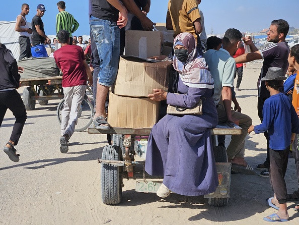 Haos la un centru de distribuţie de alimente din Gaza. Mii de palestinieni înfometați au năvălit pentru a prinde mâncare