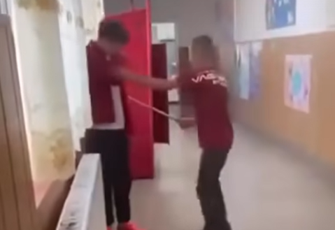 Elev bătut cu bățul de un coleg, într-o școală din Galați. Imaginile au devenit virale