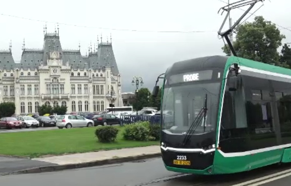 (P) Primul tramvai Bozankaya de 22 de metri a ajuns la Iași. Lansarea a avut loc în fața Palatului Culturii