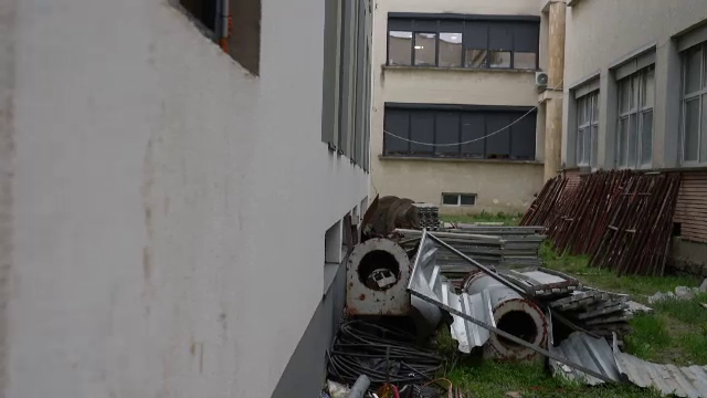 „Școli în construcție, viitor în pauză”. În loc de școli noi, primăriile aduc containere. Mai rău e cu clasele de la subsol