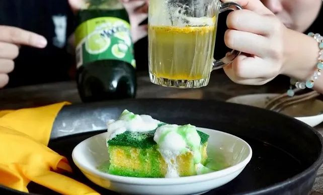 Restaurantul care servește "bureți cu detergent" și "apă de spălat vase" la desert. A devenit viral