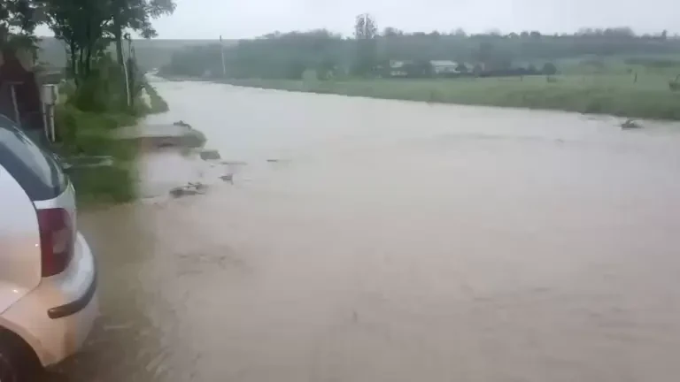 IGSU: Mai multe drumuri naţionale sunt blocate temporar din cauza ploilor. Pompierii intervin în 16 judeţe şi în Bucureşti