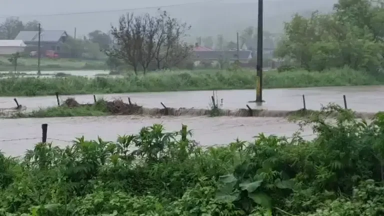 IGSU: Mai multe drumuri naţionale sunt blocate temporar din cauza ploilor. Pompierii intervin în 16 judeţe şi în Bucureşti