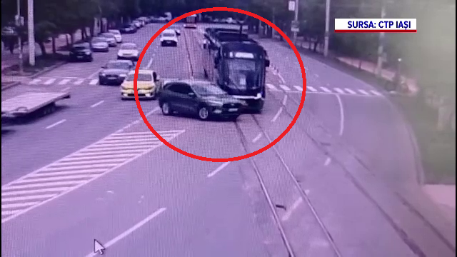 Momentul în care un șofer virează brusc și taie calea unui tramvai, în Iași. Polițiștii i-au dat doar un avertisment