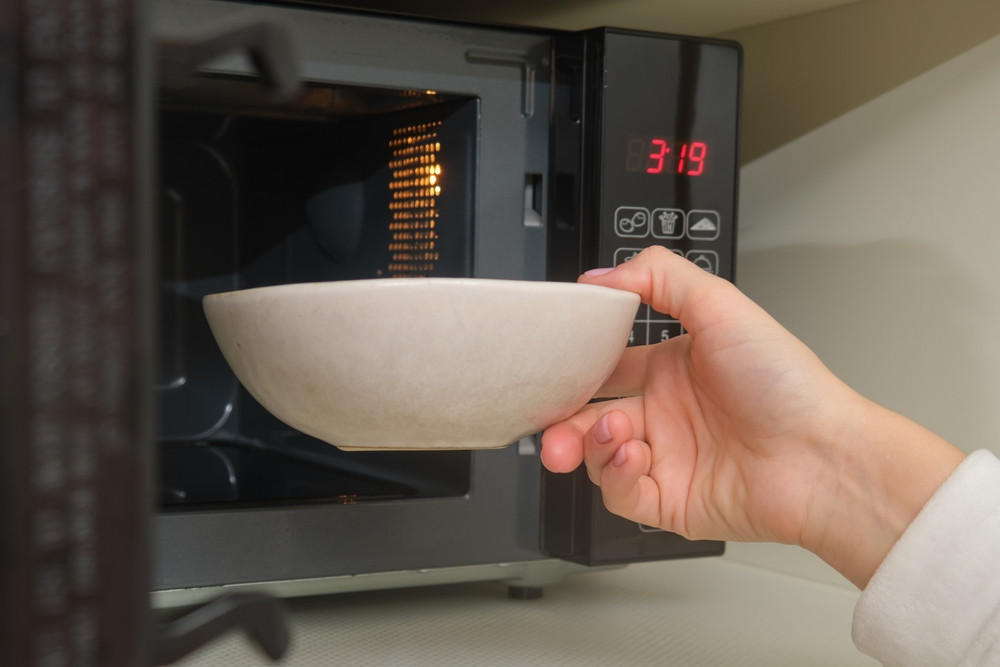 Ce nu ar trebui să pui niciodată în cuptorul cu microunde. Pot cauza incendii sau intoxicații