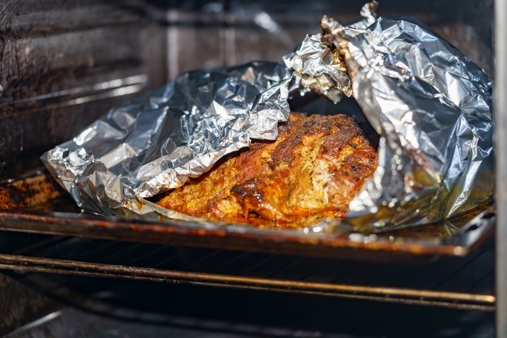 Ce nu ar trebui să pui niciodată &icirc;n cuptorul cu microunde