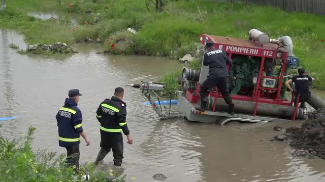 Puhoaiele au făcut prăpăd în Moldova. Localnic: „Doi metri de apă am avut!”