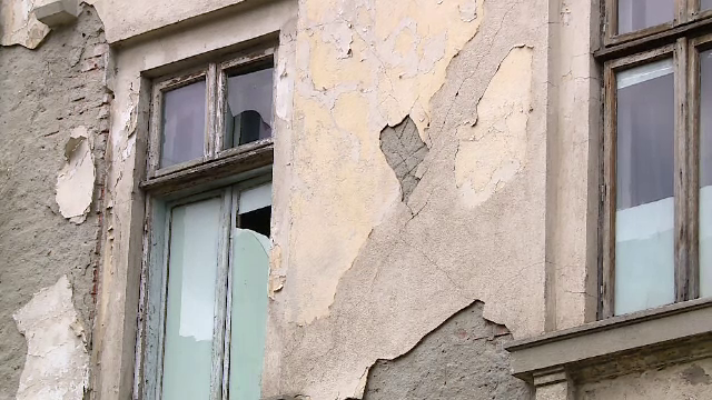 Așa arată spitalul CF 2 din Capitală: geamuri sparte și găuri în pereți. Unele secții sunt închise din cauza igienei precare