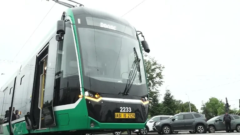 (P) Primul tramvai Bozankaya de 22 de metri a ajuns la Iași. Lansarea a avut loc în fața Palatului Culturii