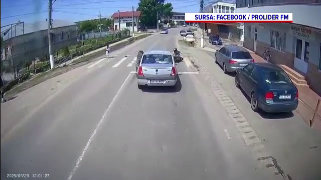O motocicletă a fost lovită de o mașină și proiectată în doi pietoni care traversau strada, în Galați. VIDEO