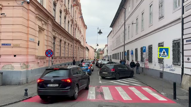 Doi din trei copii sunt duși la școală cu mașina. Cum încearcă o asociație din Sibiu să rezolve problema traficului aglomerat