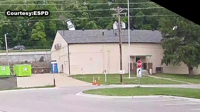 O mașină a ajuns pe acoperișul unui centru pentru veterani din Missouri, pentru a doua oară în trei luni