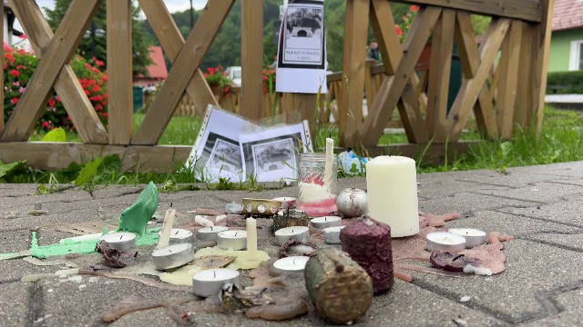 Localnicii au adus coroane și lumânări la intrarea în Salina Praid. Oamenii se tem de colapsul economic din toată zona