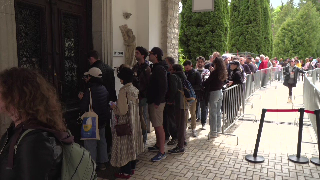 Biletele de la Castelul Peleș se eliberează doar pentru anumite intervale orare: „Așteptăm o oră și jumătate la rând”