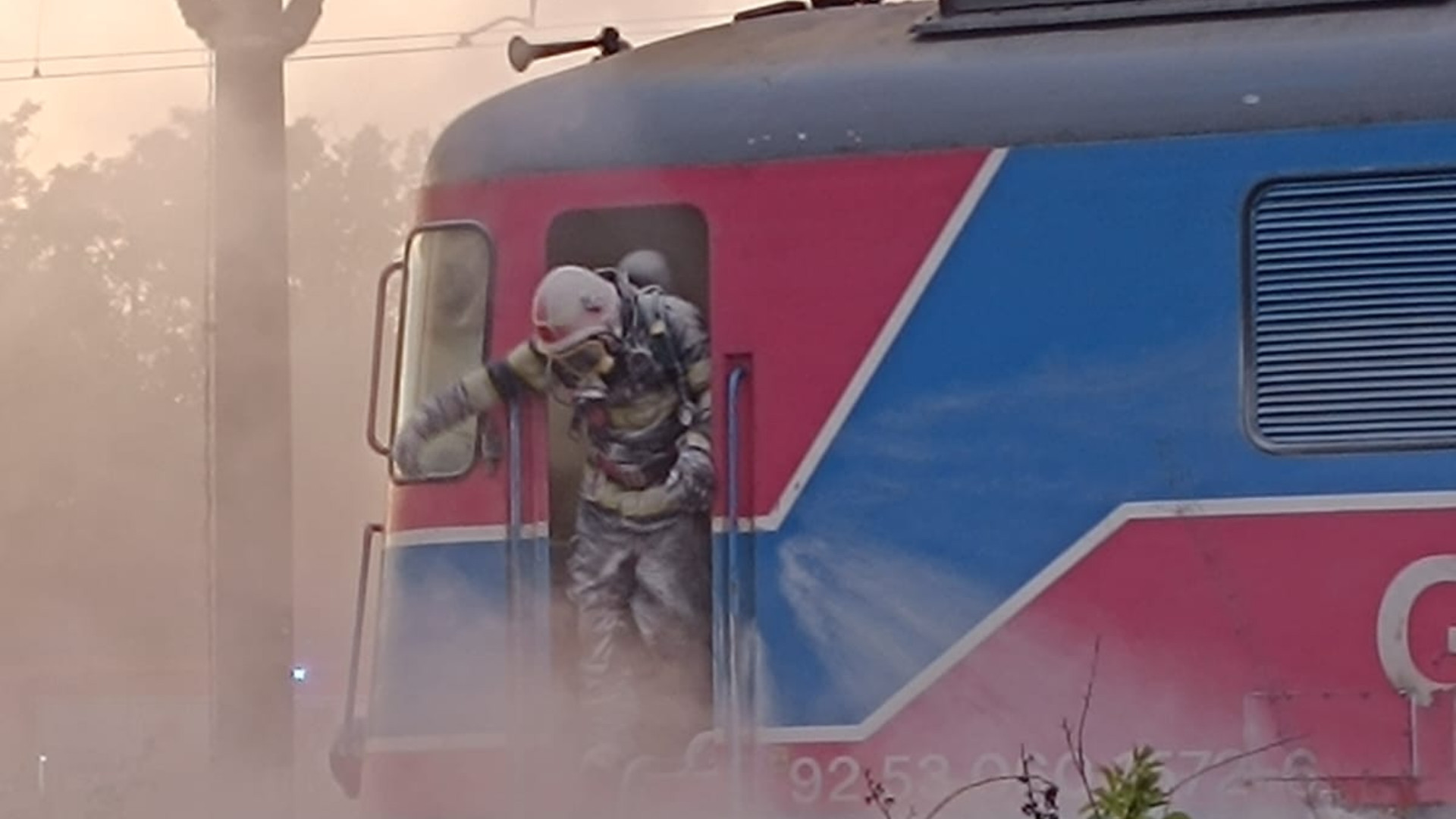 O locomotivă diesel care tracta 36 de vagoane pline cu țiței a luat foc, în județul Prahova. Pompierii au intervenit rapid