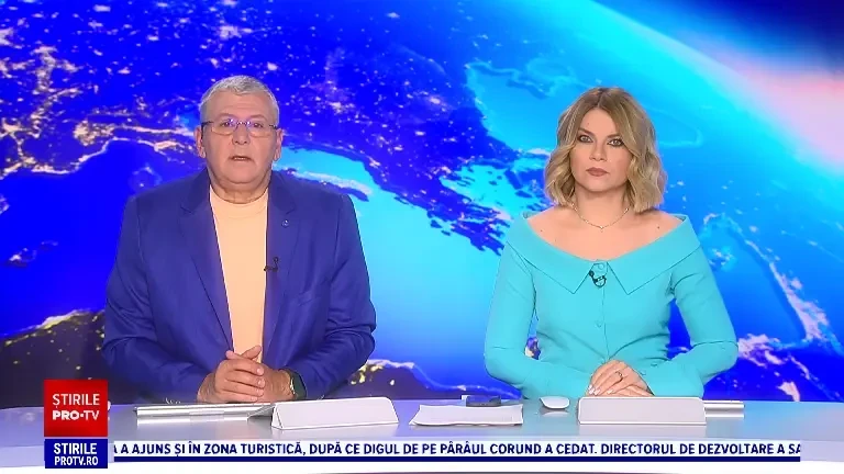 O motocicletă a fost lovită de o mașină și proiectată în doi pietoni care traversau strada, în Galați. VIDEO