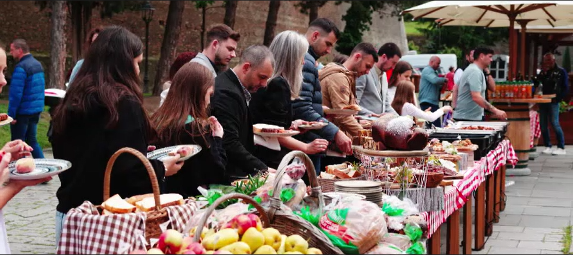 Peste o sută de persoane la repetiția pentru evenimentul „Masa care Unește” organizat la cetatea Alba Carolina