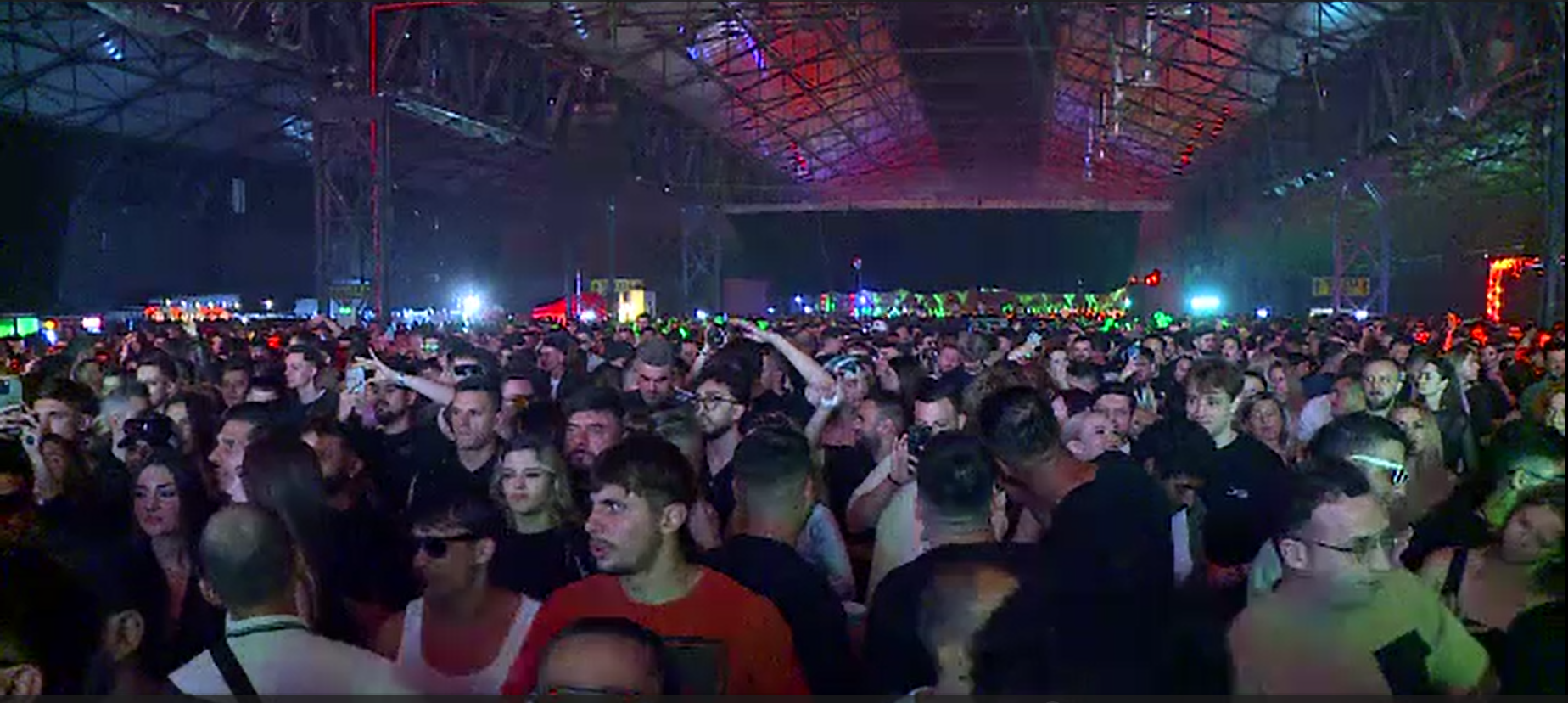 Mii de tineri s-au distrat la o mega petrecere organizată la Hala Laminor din Capitală. Cine a fost invitatul special