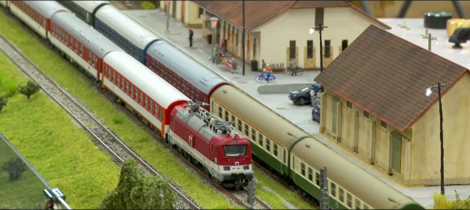 Expoziție impresionantă de trenulețe și miniaturi la Arad. „Am în lucru un depou de locomotive de cinci ani de zile”