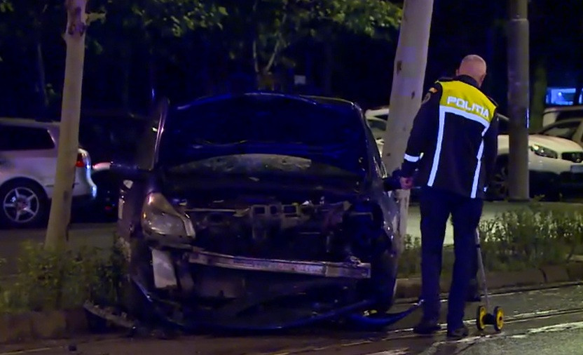 Grav accident rutier în București. Două mașini s-au ciocnit puternic pe un bulevard, unul dintre șoferi a ajuns la spital