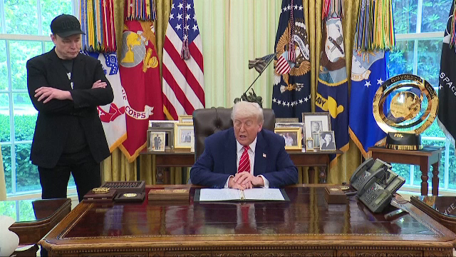 Sfatul lui Trump pentru Macron, după palmele primite de la soție. La plecarea de la Casa Albă, Musk avea ochiul vânăt