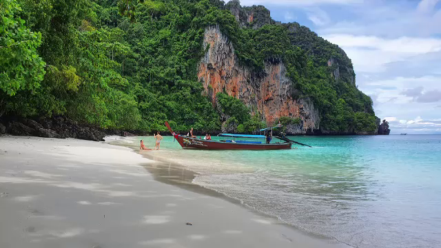 Tot mai mulți turiști renunță la internet în vacanță. Caută izolare, natură și simplitate, în locuri fără semnal