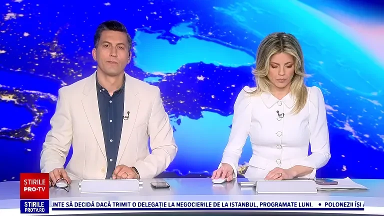 Grav accident rutier în București. Două mașini s-au ciocnit puternic pe un bulevard, unul dintre șoferi a ajuns la spital