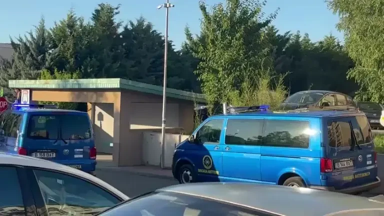 Incident șocant în cartierul Cosmopolis din Ilfov. O tânără a fost împușcată pe stradă de mai multe ori