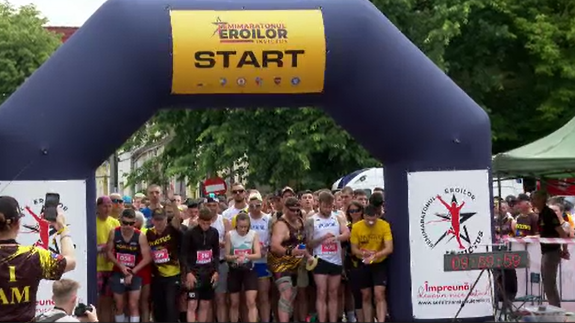 Mii de concurenți au luat parte la semi-maratonului „Eroilor Invictus” de la Bistrița.„Suntem aici, să oferim respect”