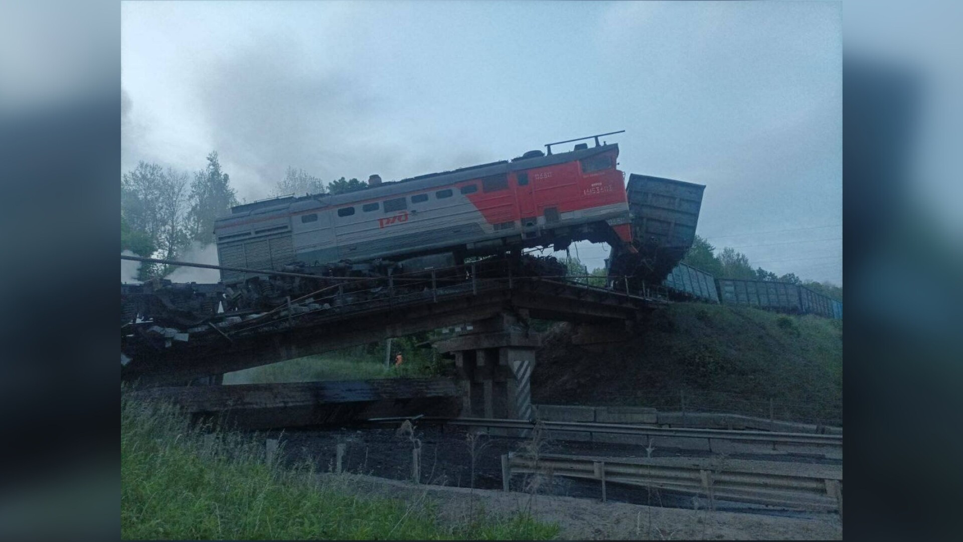 Care a fost cauza prăbușirii podului din Rusia peste un tren în urma căreia au murit șapte oameni