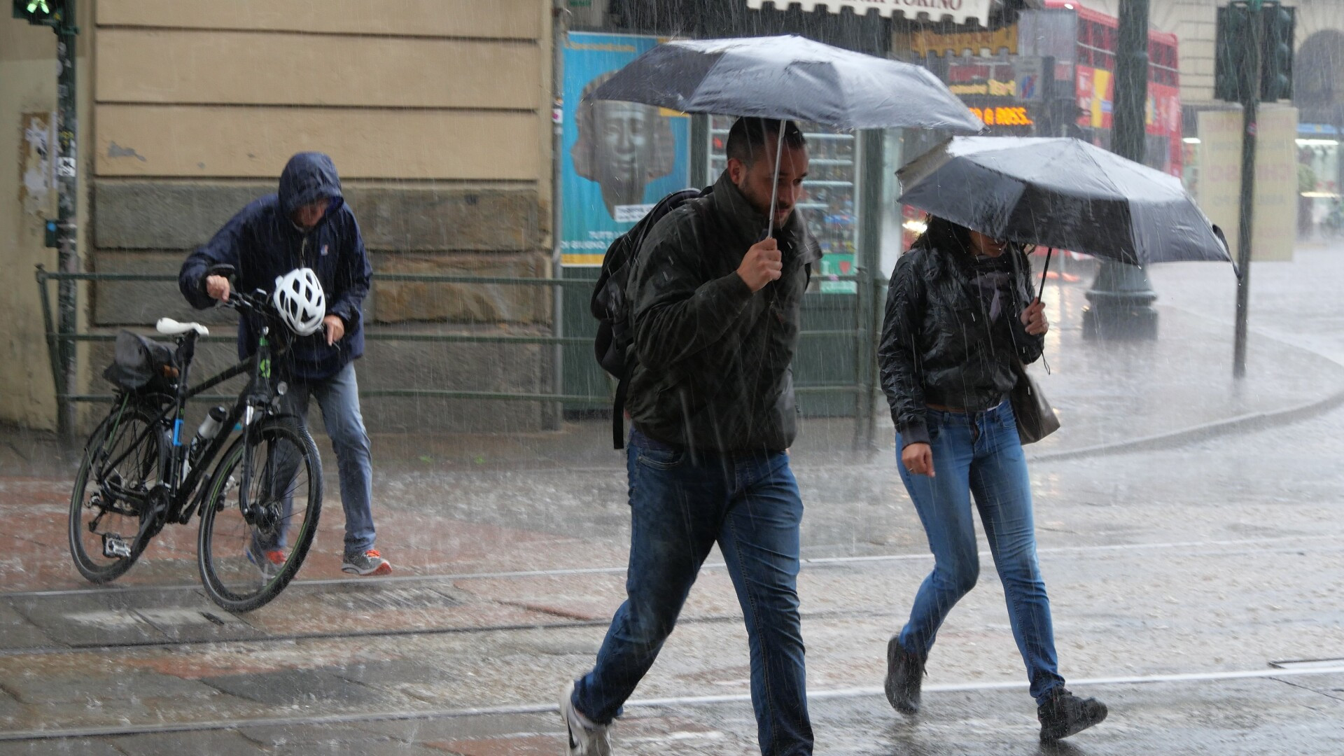 Cod roșu de ploi abundente în două județe, până vineri seara. Se anunță „vreme severă”. Vremea în București HARTĂ