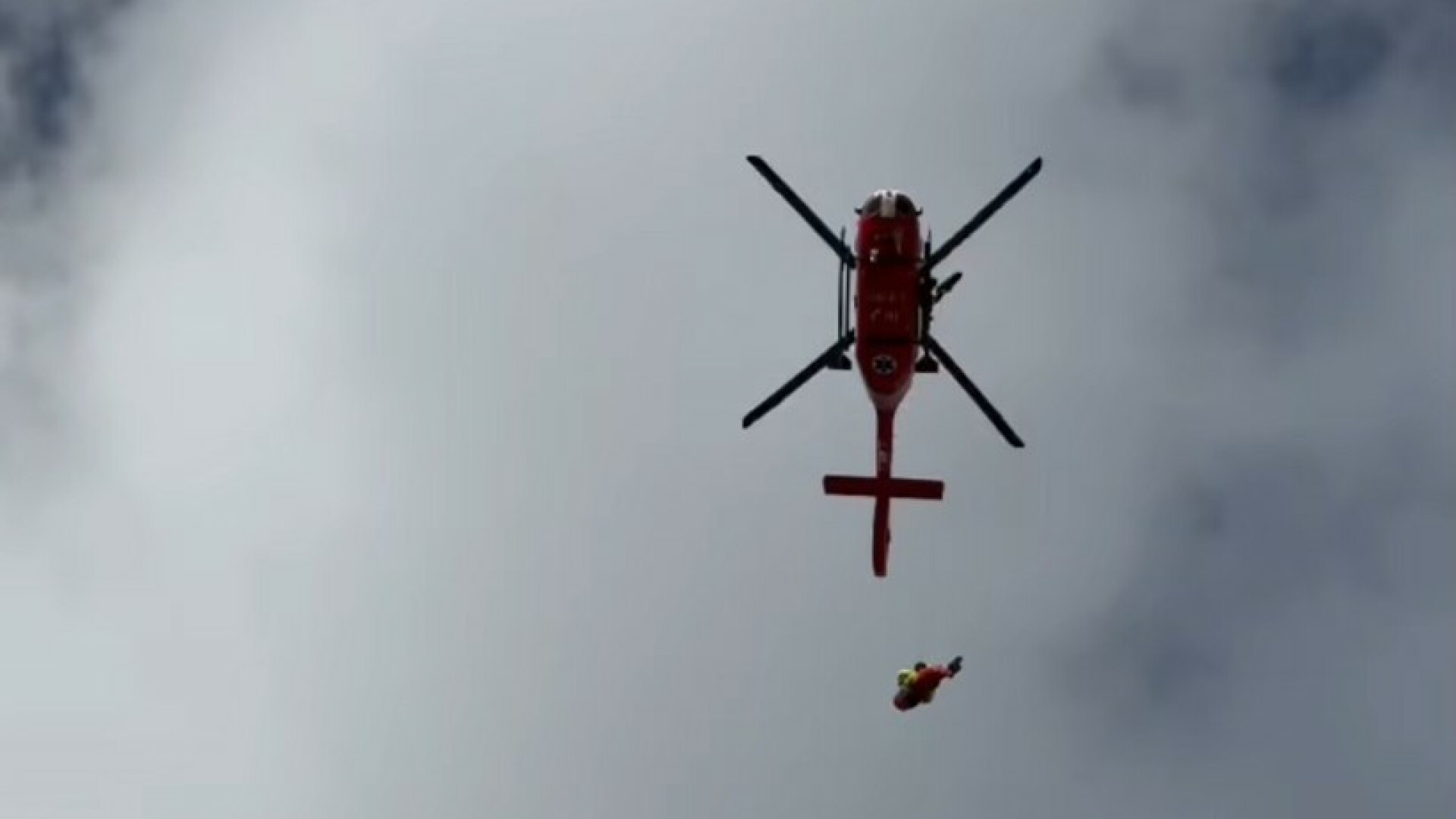 Șaptesprezece ore a durat recuperarea a patru alpinişti rămaşi blocaţi în munții Bucegi. VIDEO