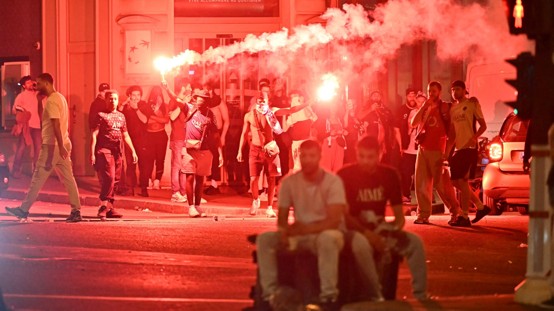 Două persoane au murit și sute au fost arestate în Franța după victoria PSG în Liga Campionilor