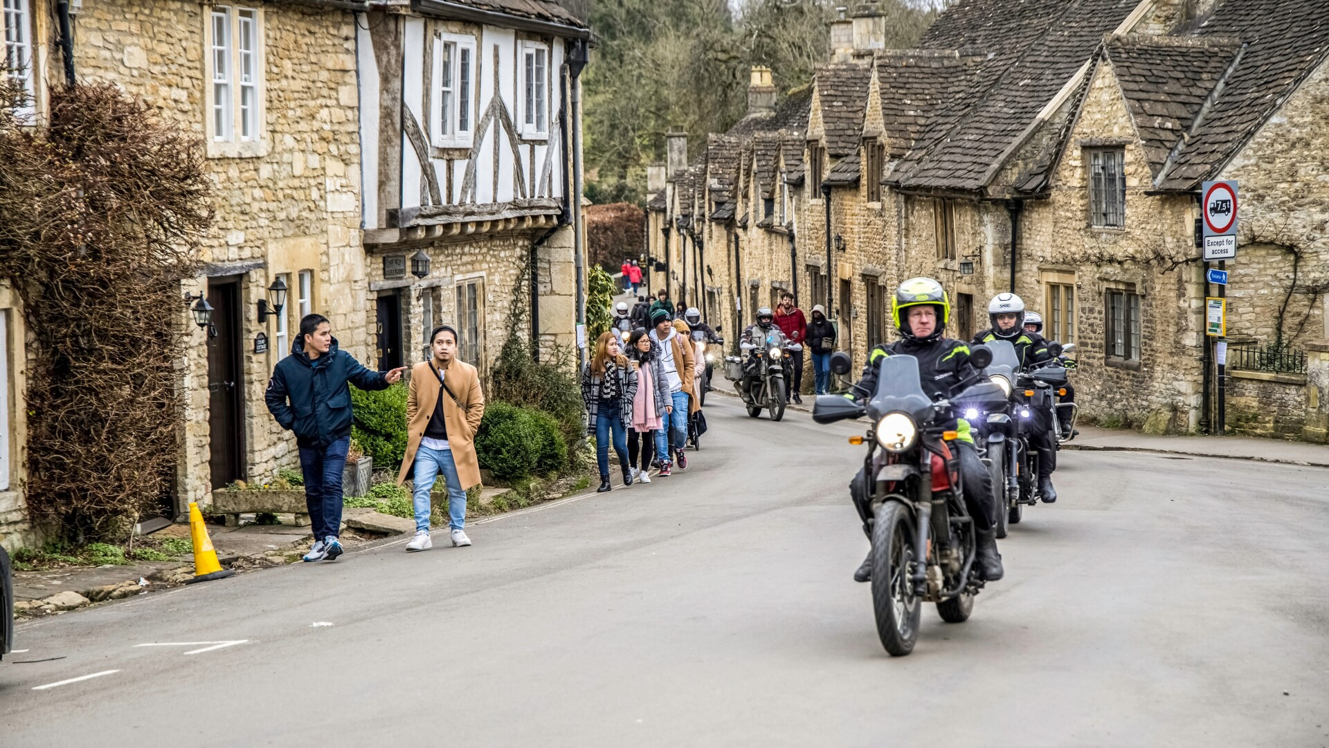 Locuitorii unui sat din Anglia cer interzicerea dronelor după ce un bărbat a fost filmat în baie de un turist