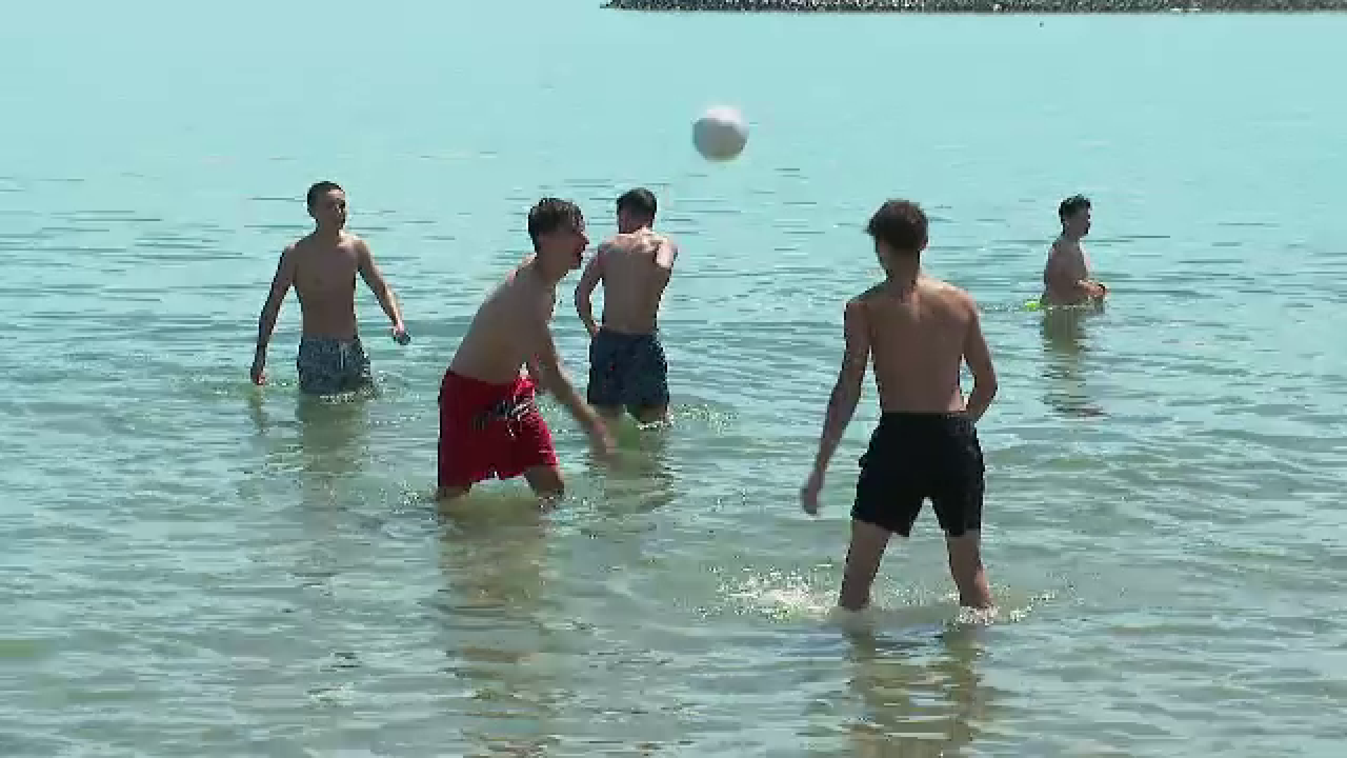 Curajoșii au făcut prima baie în mare din acest sezon, de 1 iunie. „E rece pentru adulți, dar ăștia micii cică e super bună”