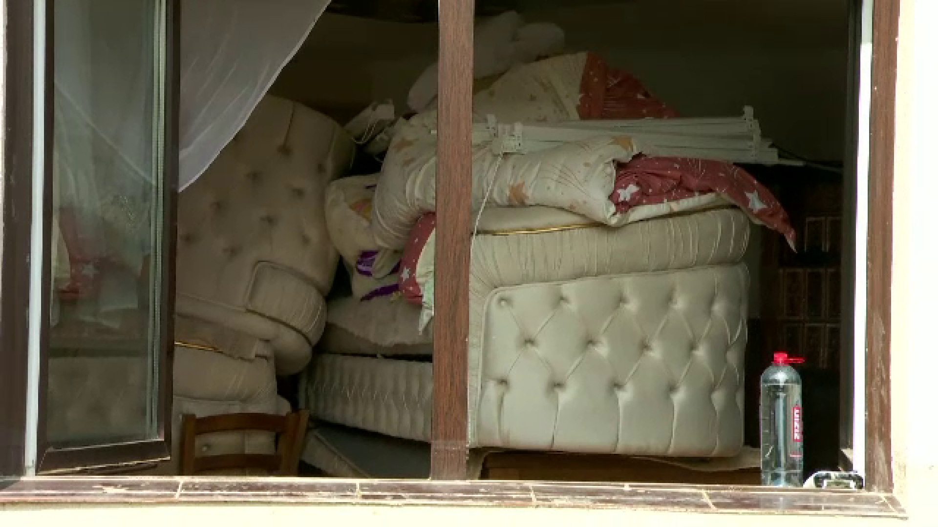 Autoritățile vor începe evaluarea pagubelor după inundațiile devastatoare. Oamenii au aruncat aproape totul pe geam