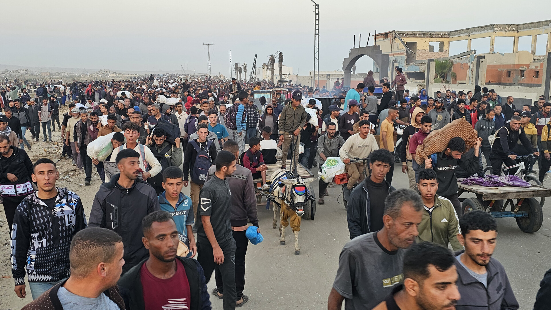 Zeci de palestinieni, uciși în drum spre un centru de ajutoare. Israelul neagă acuzațiile