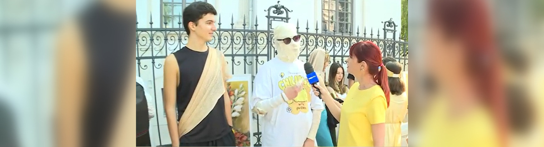 Sute de elevi de la un renumit liceu din Capitală fac paradă în stil hawaiian