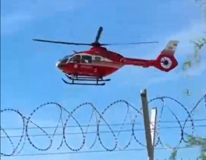 La Târgu Jiu, elicopterul a fost nevoit să „sară gardul” pentru a prelua un pacient. Heliportul are lacăt pe porți