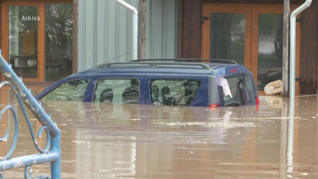 Ce au găsit oamenii din zonele inundate în locuințele lor. „Nu avem unde să dormim”