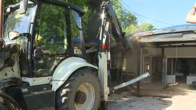 Demolare cu scandal, în Timişoara. Buldozerele primăriei au intrat într-o pizzerie care fusese construită ilegal